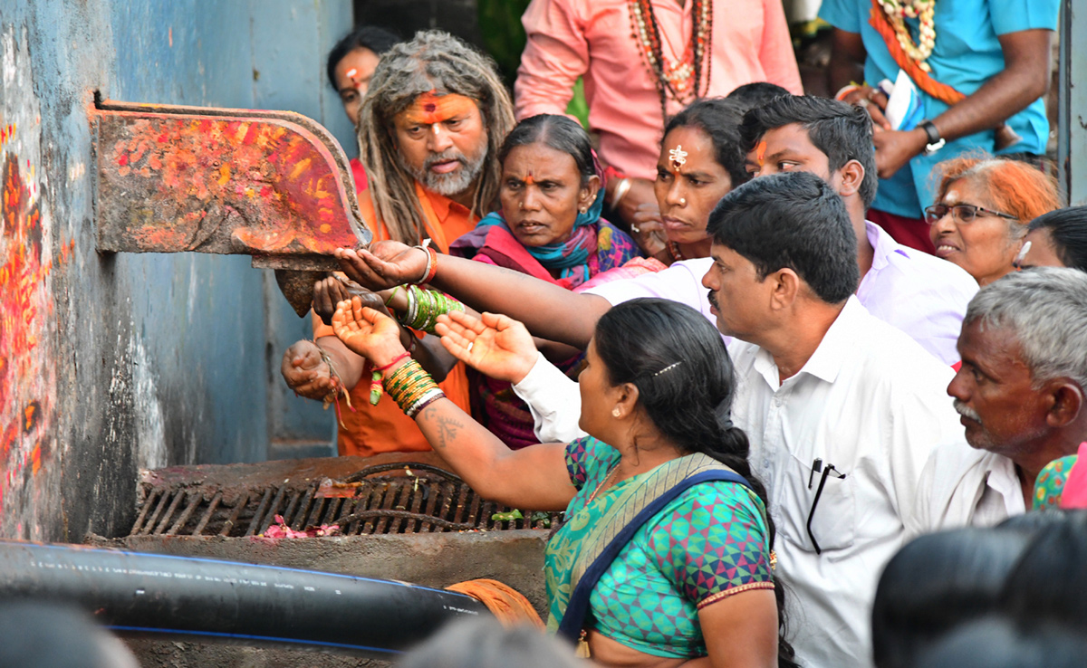 Huge Devotees Rush In Narketpally Cheruvugattu Temple - Sakshi24