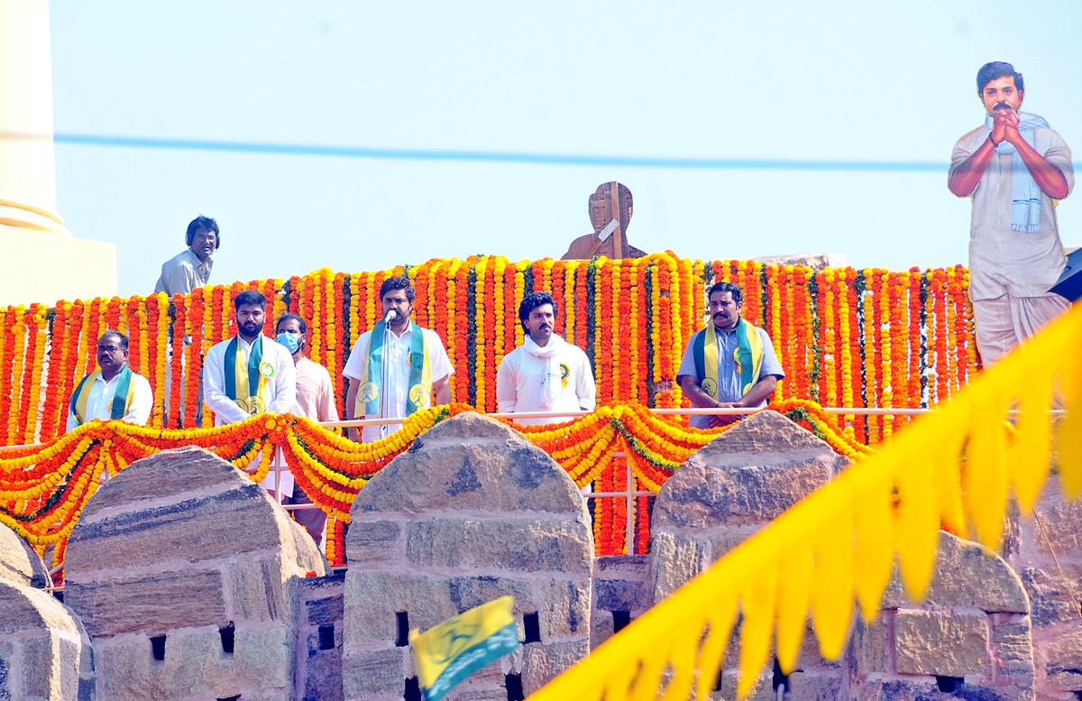 Ram Charan Visits Kondareddy Buruju For Movie Shoot In kurnool - Sakshi2