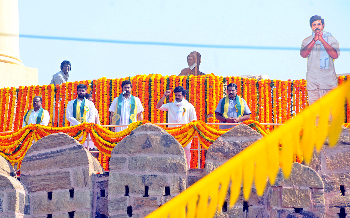 Ram Charan Visits Kondareddy Buruju For Movie Shoot In kurnool - Sakshi1