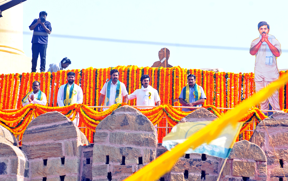 Ram Charan Visits Kondareddy Buruju For Movie Shoot In kurnool - Sakshi4