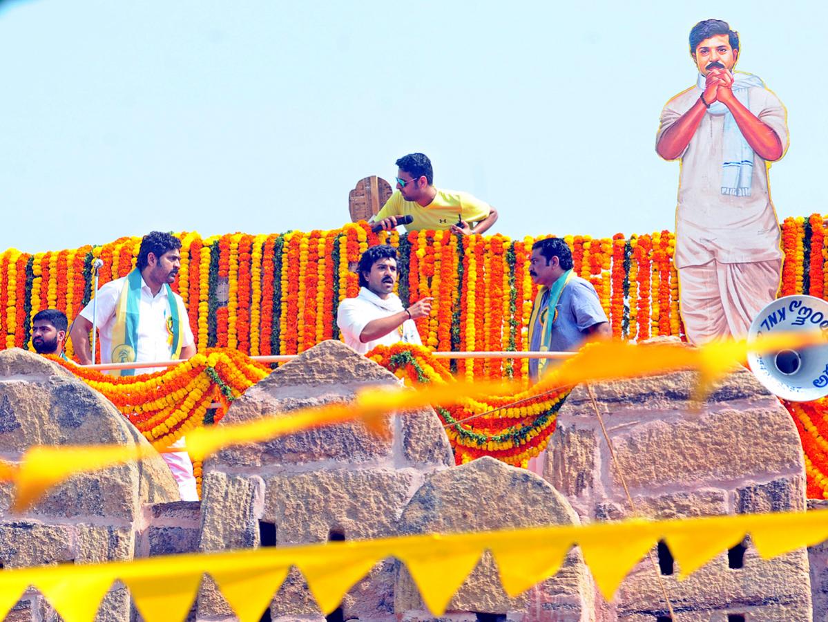 Ram Charan Visits Kondareddy Buruju For Movie Shoot In kurnool - Sakshi6