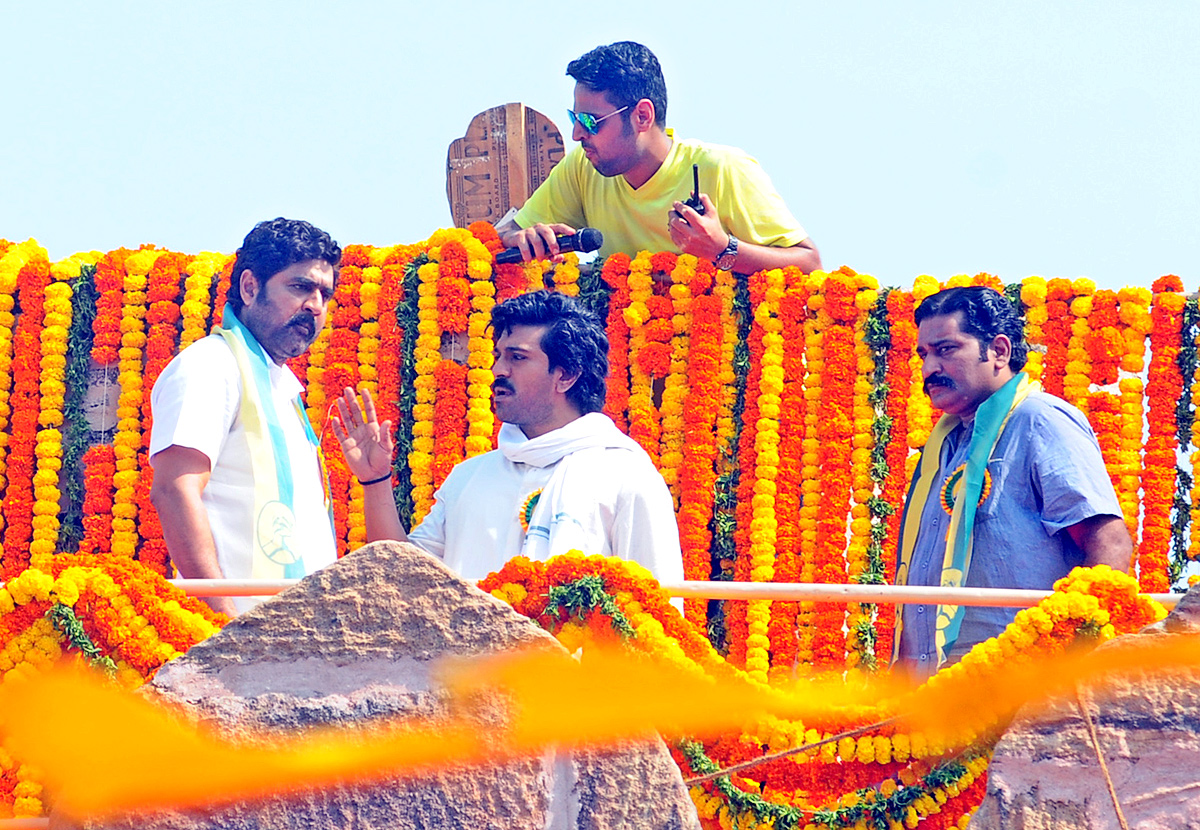 Ram Charan Visits Kondareddy Buruju For Movie Shoot In kurnool - Sakshi7