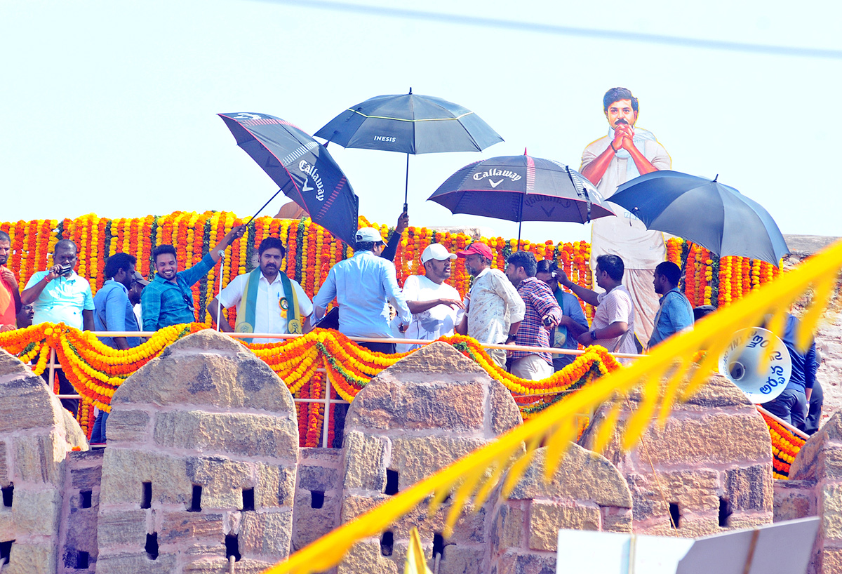 Ram Charan Visits Kondareddy Buruju For Movie Shoot In kurnool - Sakshi10