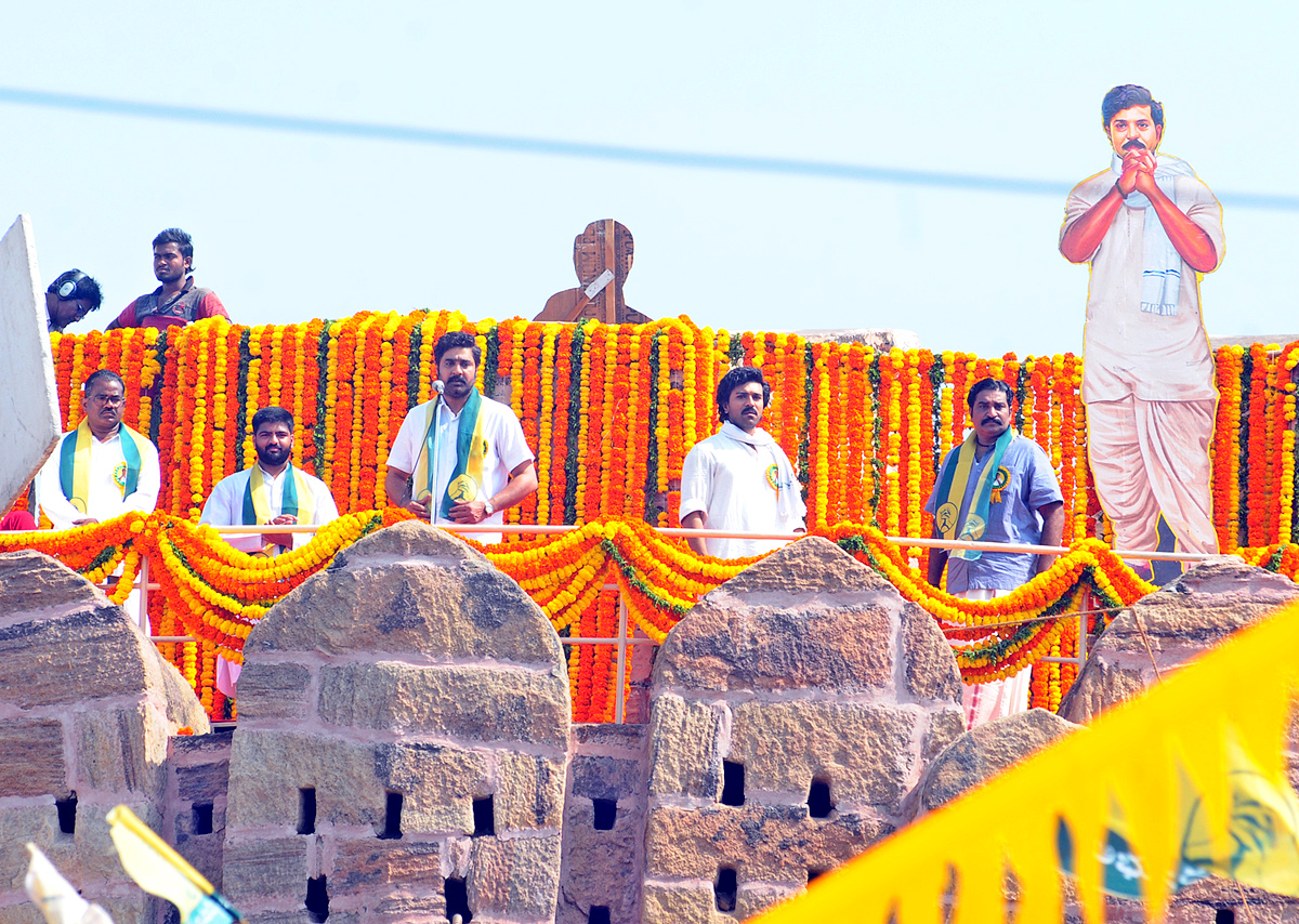 Ram Charan Visits Kondareddy Buruju For Movie Shoot In kurnool - Sakshi12