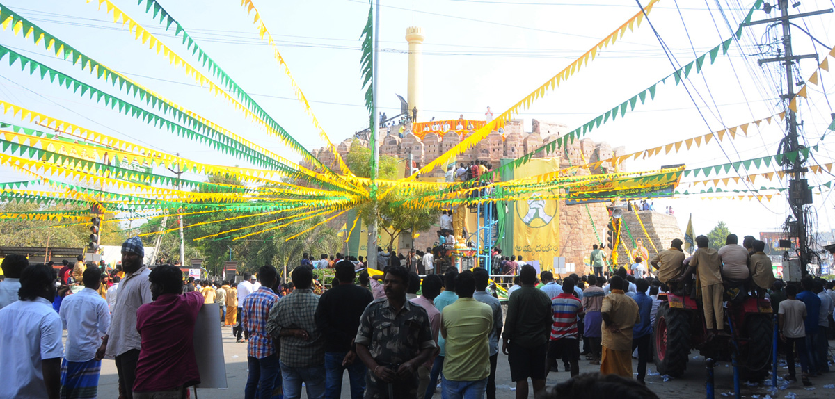 Ram Charan Visits Kondareddy Buruju For Movie Shoot In kurnool - Sakshi13