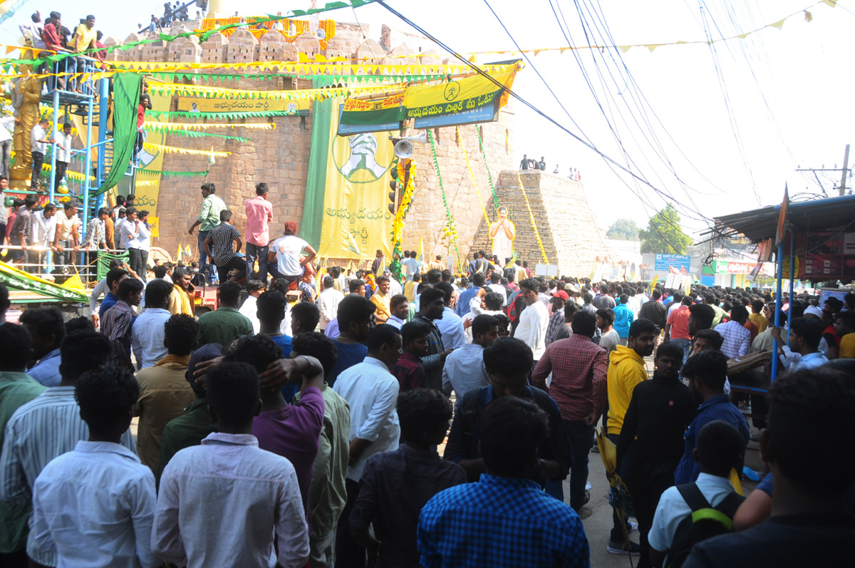 Ram Charan Visits Kondareddy Buruju For Movie Shoot In kurnool - Sakshi14