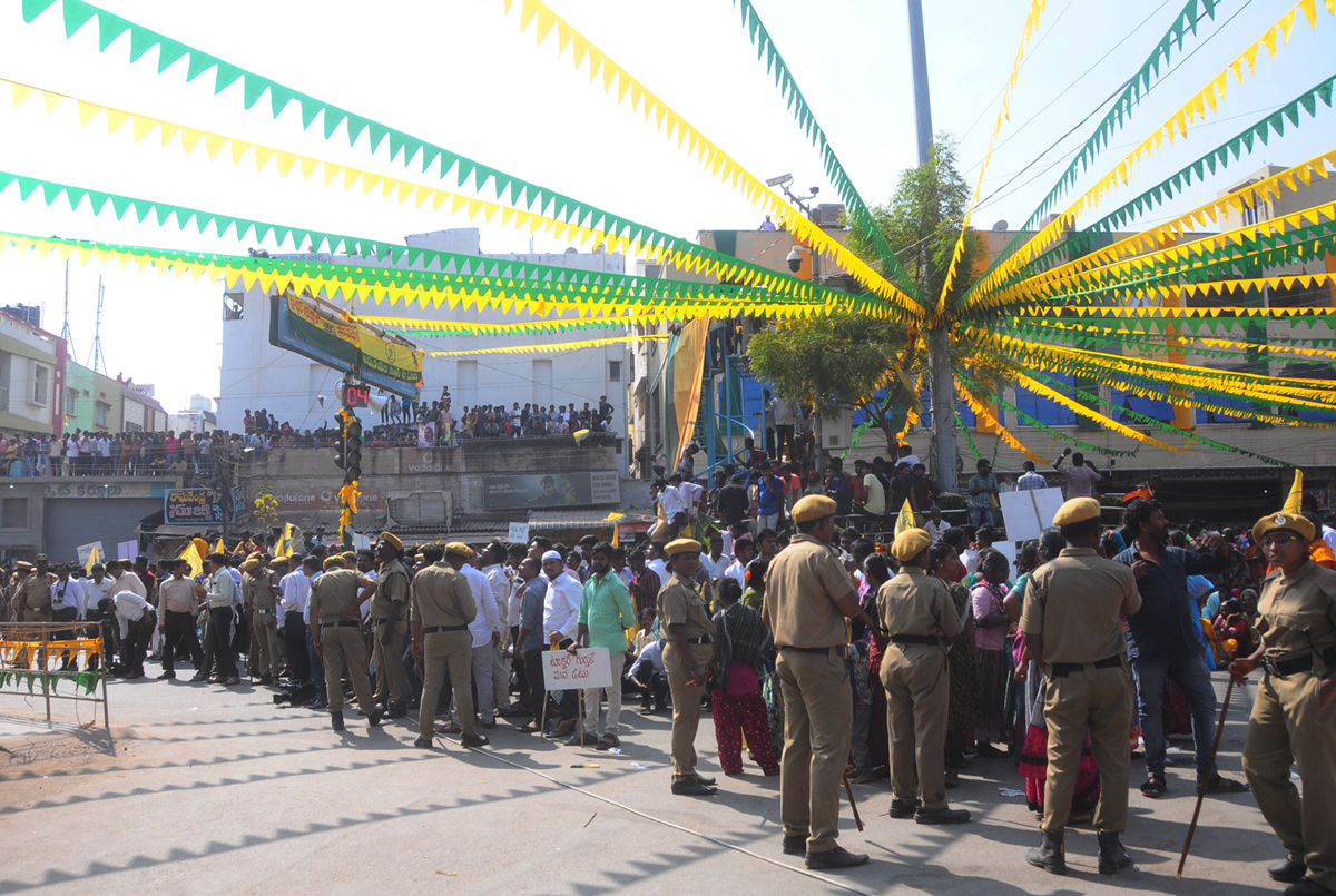 Ram Charan Visits Kondareddy Buruju For Movie Shoot In kurnool - Sakshi15