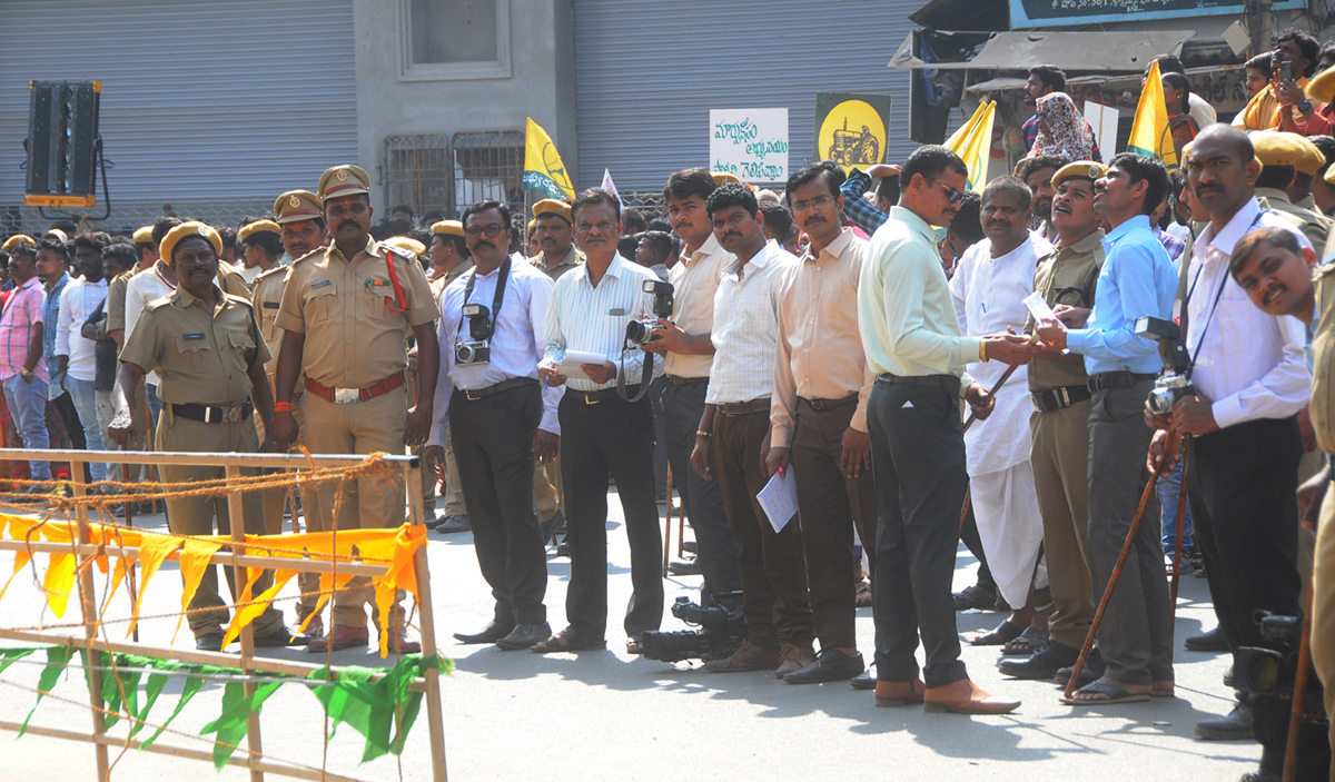 Ram Charan Visits Kondareddy Buruju For Movie Shoot In kurnool - Sakshi16