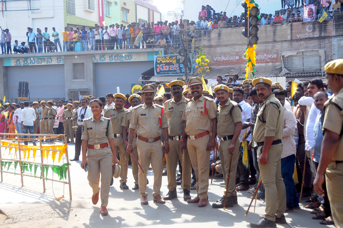 Ram Charan Visits Kondareddy Buruju For Movie Shoot In kurnool - Sakshi17