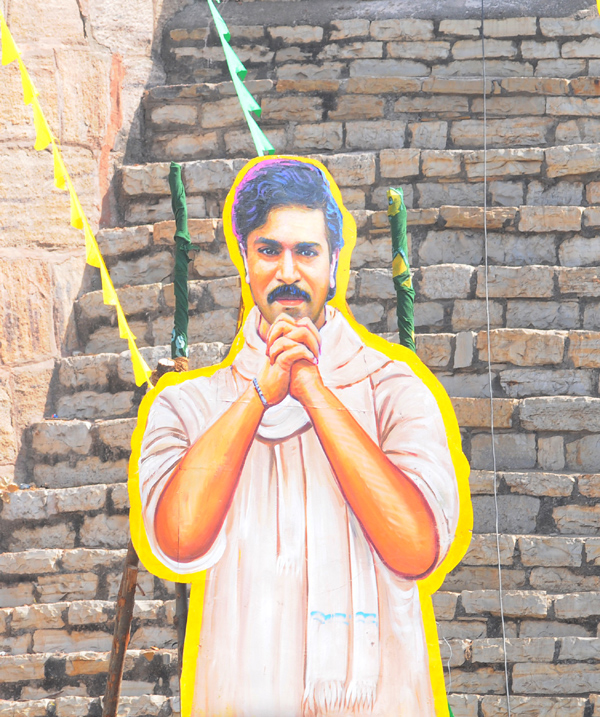 Ram Charan Visits Kondareddy Buruju For Movie Shoot In kurnool - Sakshi19