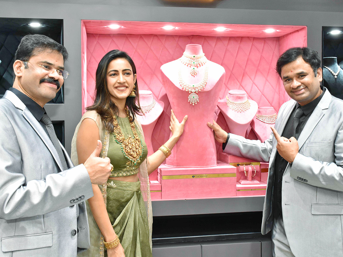 Actress Niharika Konidela And NEHA SHETTY  Launch Of Manepally Jewellers At Suchitra Circle Kompally - Sakshi18