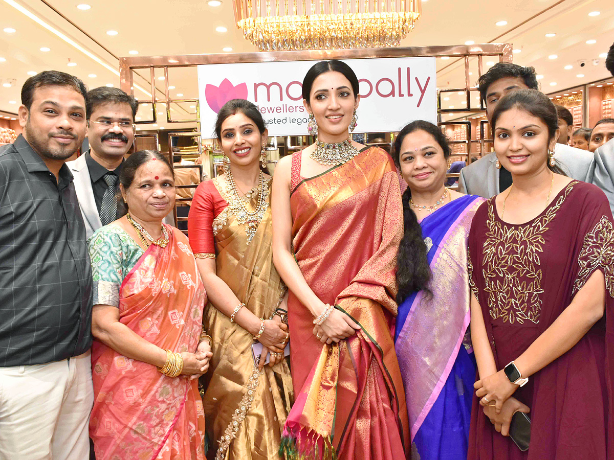 Actress Niharika Konidela And NEHA SHETTY  Launch Of Manepally Jewellers At Suchitra Circle Kompally - Sakshi19