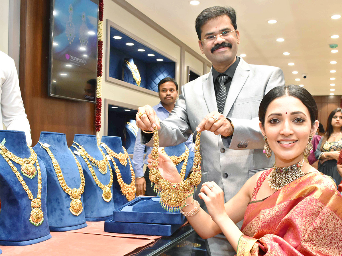 Actress Niharika Konidela And NEHA SHETTY  Launch Of Manepally Jewellers At Suchitra Circle Kompally - Sakshi8