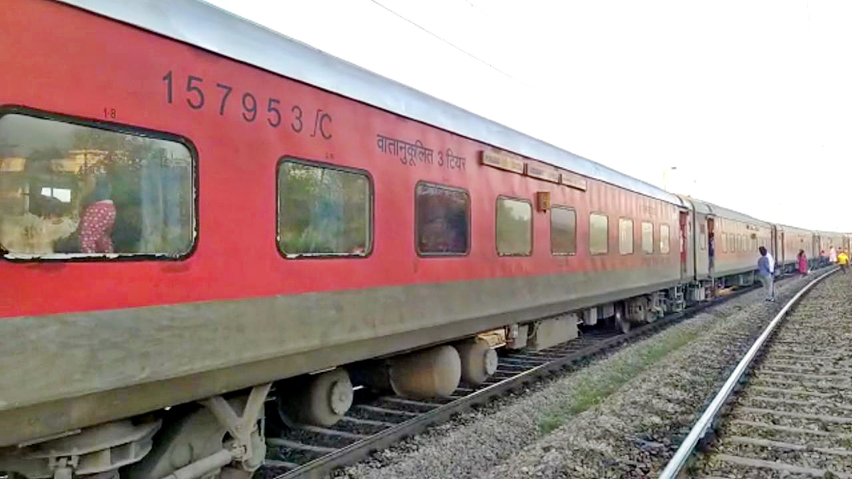 Godavari Express derails at Bibinagar  - Sakshi4