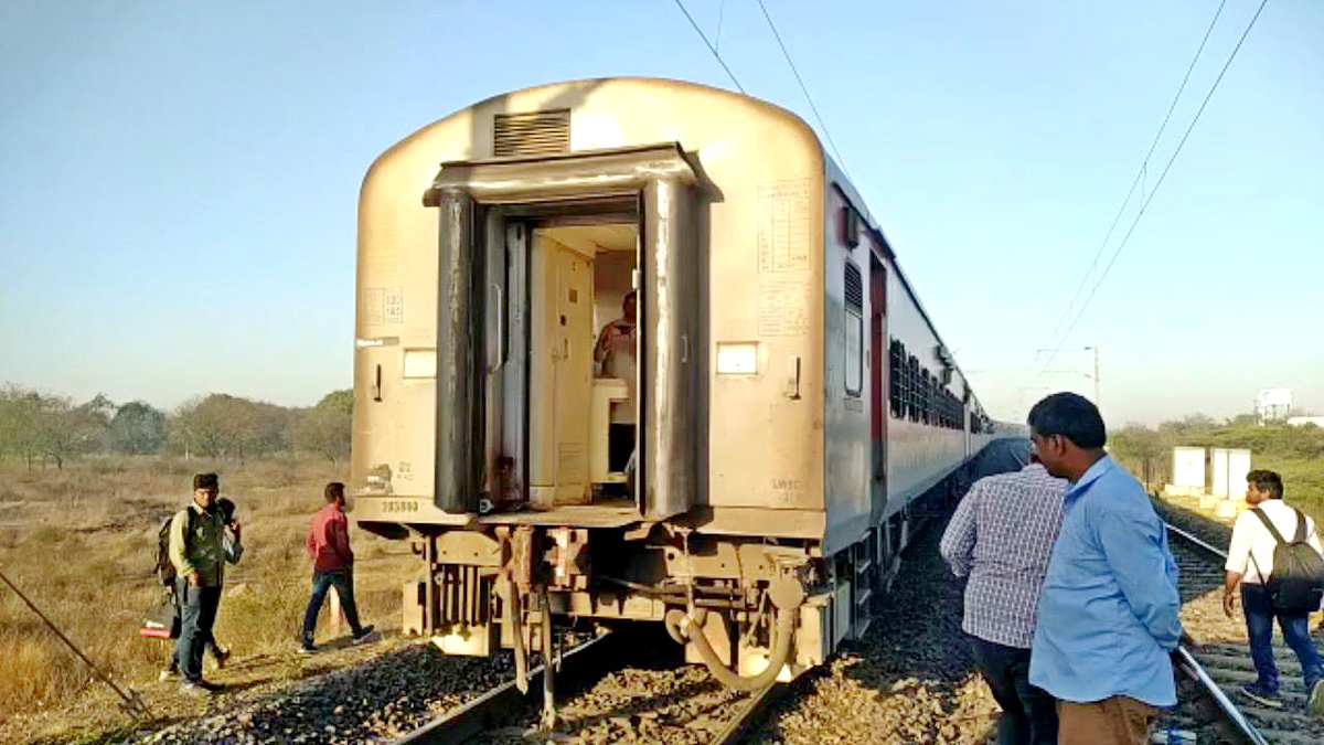 Godavari Express derails at Bibinagar  - Sakshi2