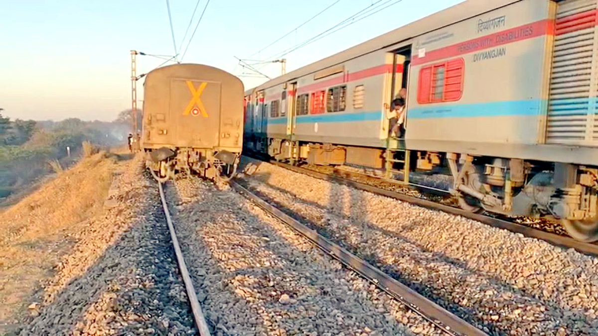 Godavari Express derails at Bibinagar  - Sakshi5