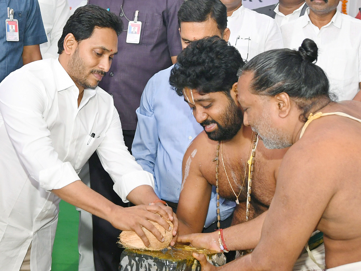 AP CM Jagan Kadapa tour Photos - Sakshi11