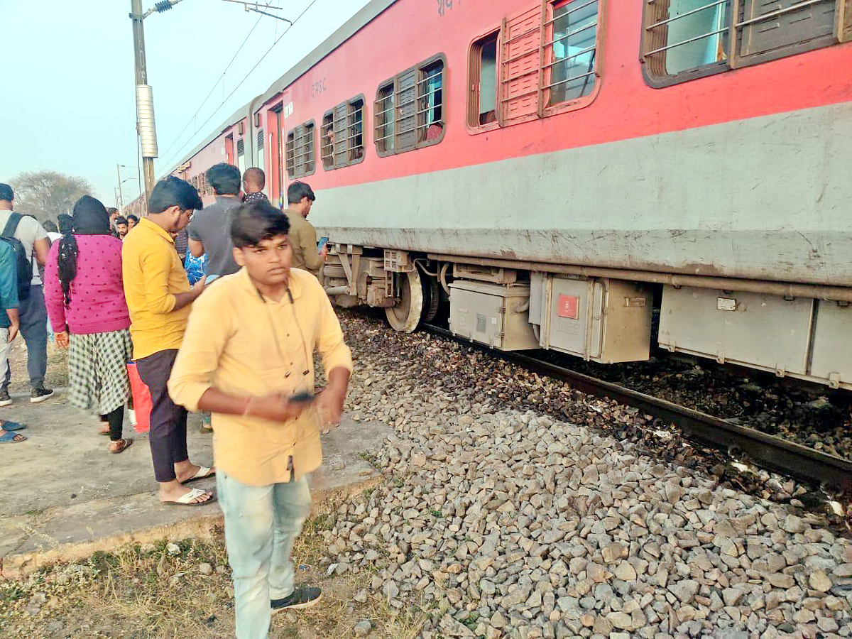 Godavari Express derails at Bibinagar  - Sakshi7