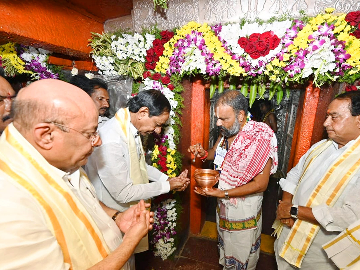 KCR Visits Kondagattu Anjaneyaswamy Temple Photos - Sakshi1