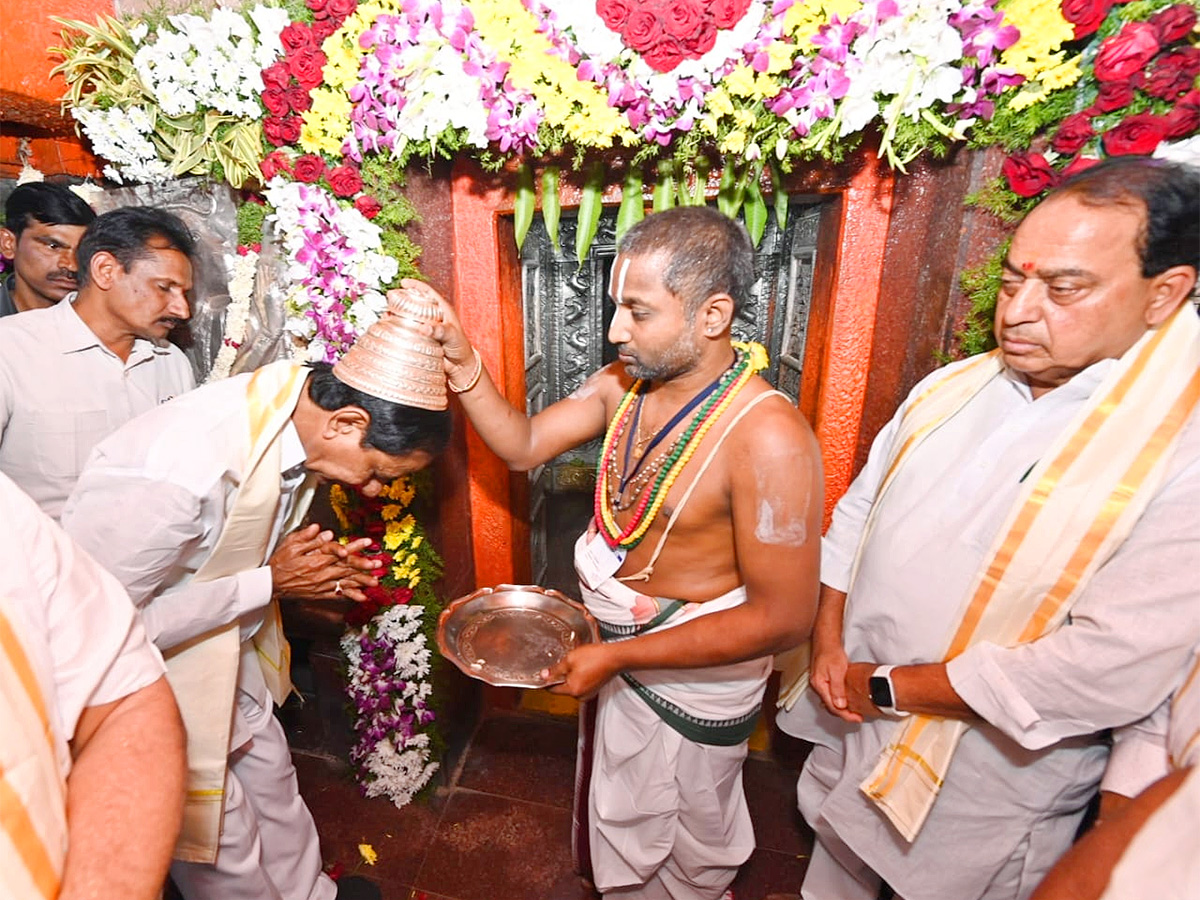 KCR Visits Kondagattu Anjaneyaswamy Temple Photos - Sakshi11