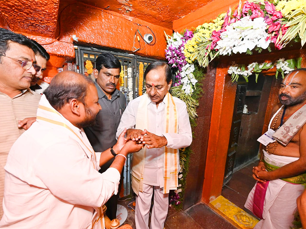 KCR Visits Kondagattu Anjaneyaswamy Temple Photos - Sakshi18