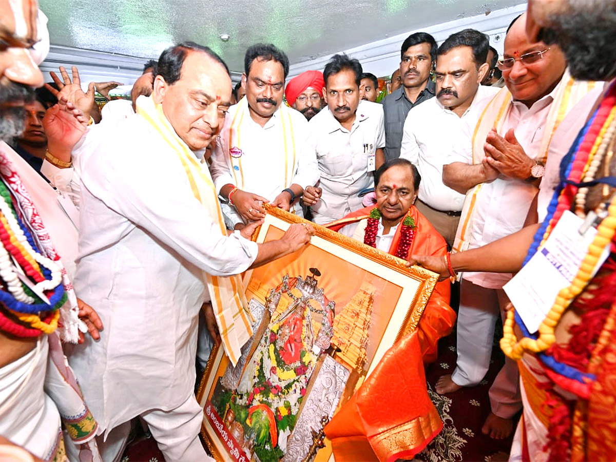 KCR Visits Kondagattu Anjaneyaswamy Temple Photos - Sakshi2