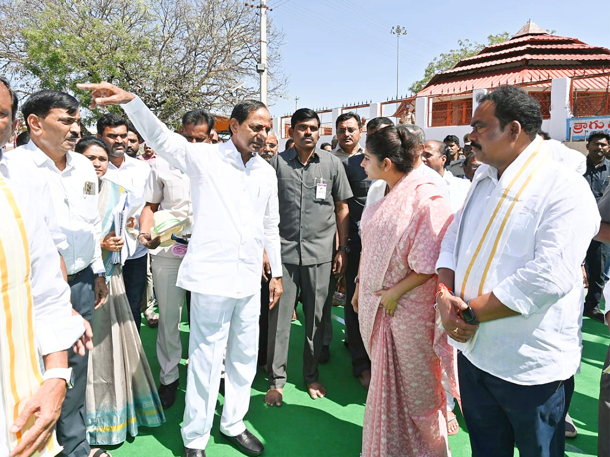 KCR Visits Kondagattu Anjaneyaswamy Temple Photos - Sakshi24