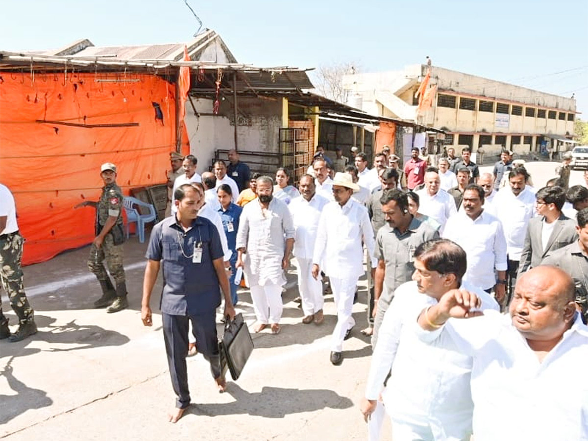 KCR Visits Kondagattu Anjaneyaswamy Temple Photos - Sakshi25