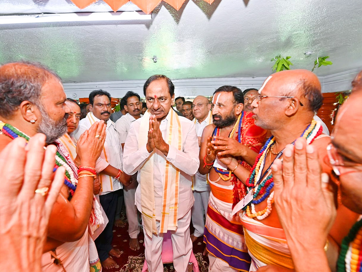 KCR Visits Kondagattu Anjaneyaswamy Temple Photos - Sakshi3