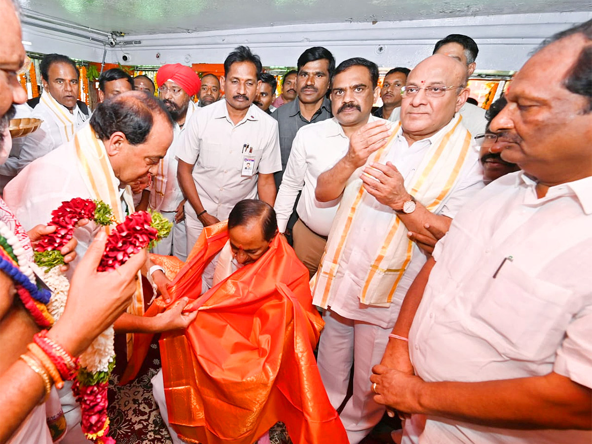 KCR Visits Kondagattu Anjaneyaswamy Temple Photos - Sakshi4