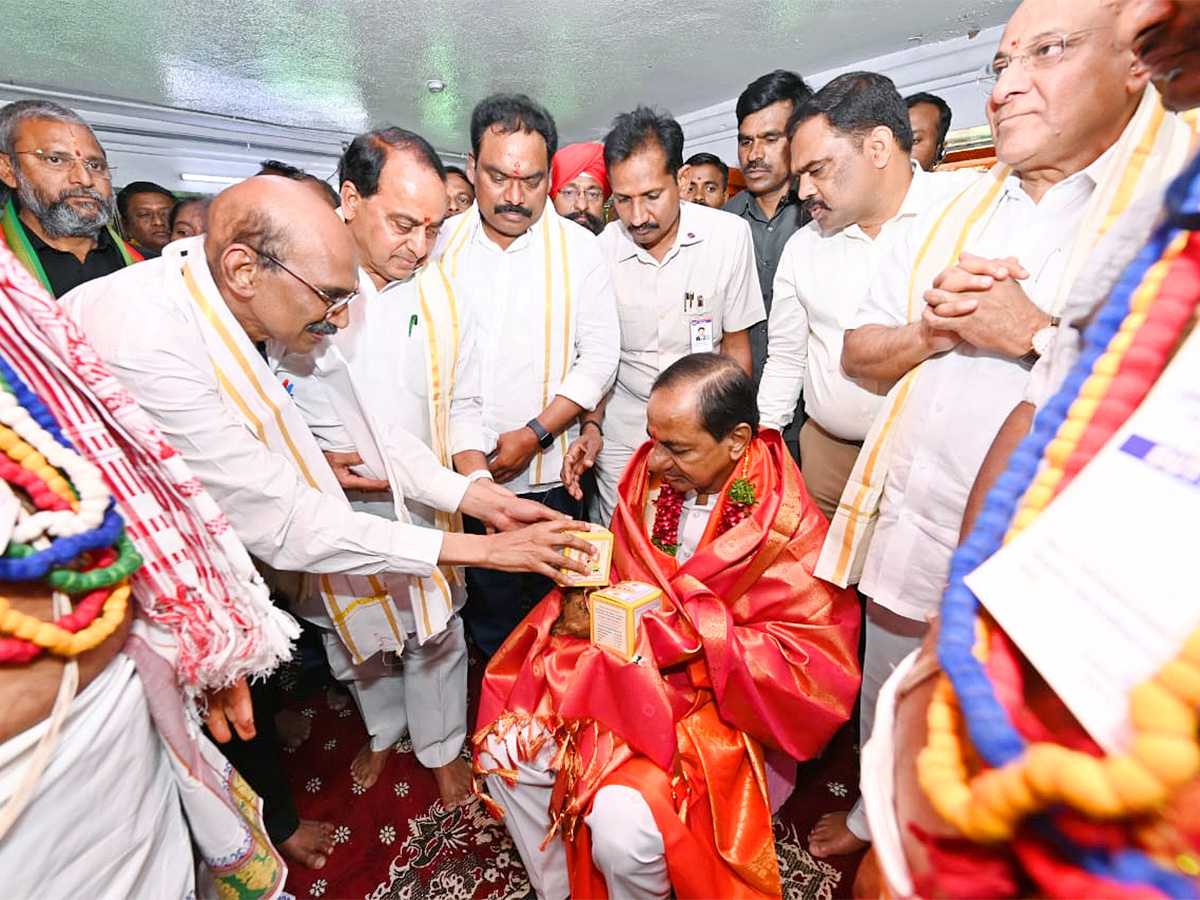 KCR Visits Kondagattu Anjaneyaswamy Temple Photos - Sakshi5