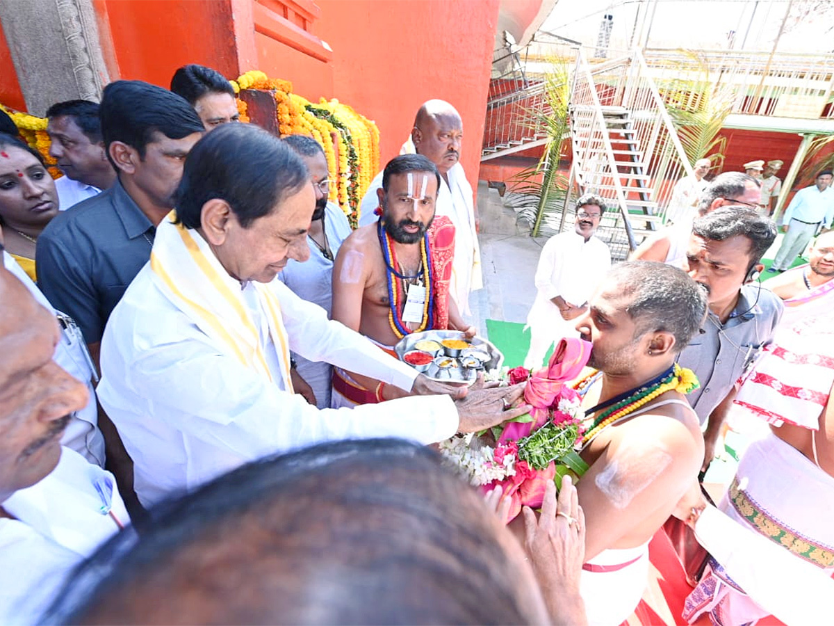 KCR Visits Kondagattu Anjaneyaswamy Temple Photos - Sakshi6