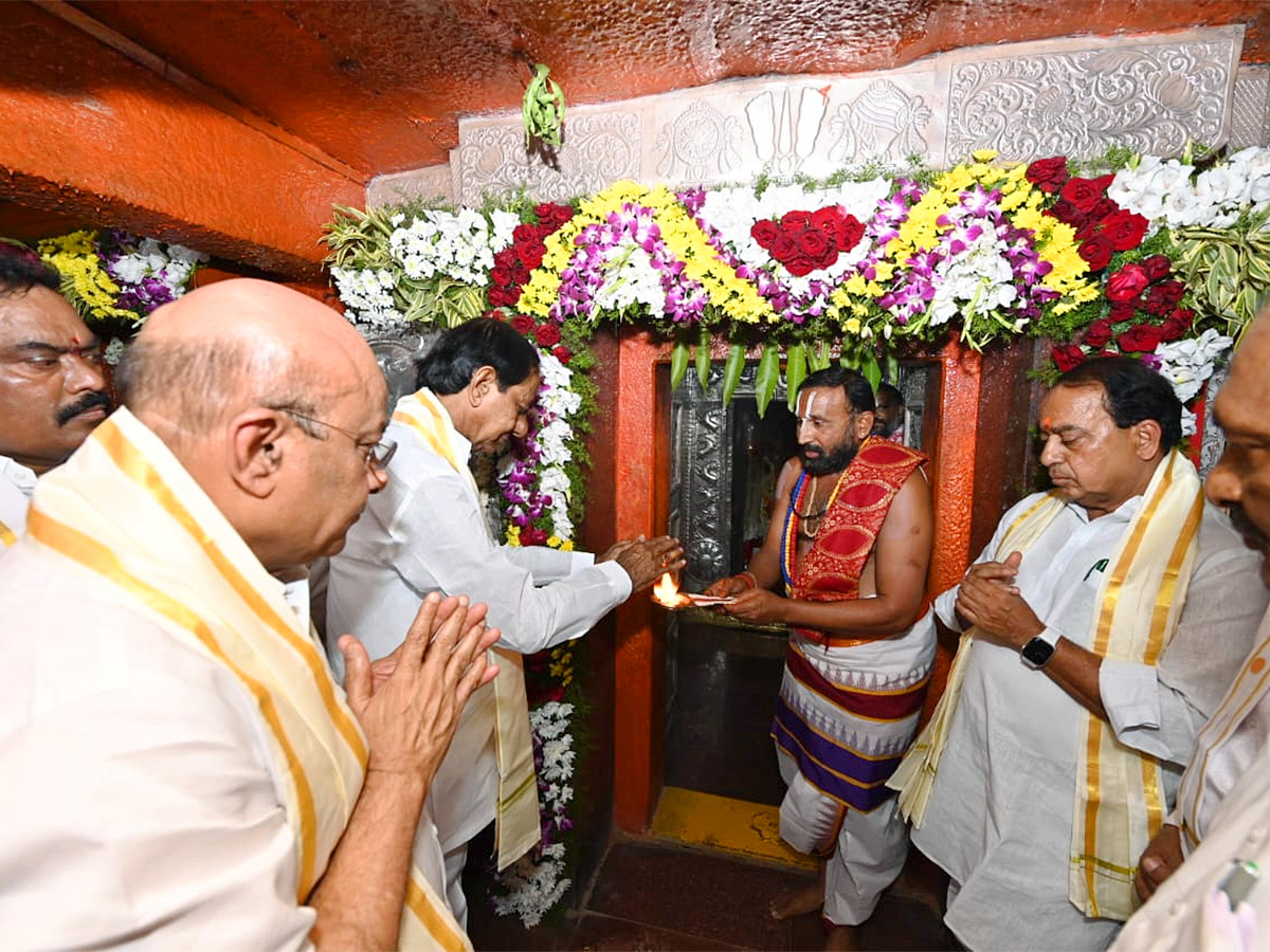 KCR Visits Kondagattu Anjaneyaswamy Temple Photos - Sakshi7