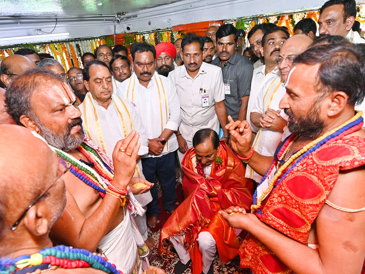 KCR Visits Kondagattu Anjaneyaswamy Temple Photos - Sakshi8