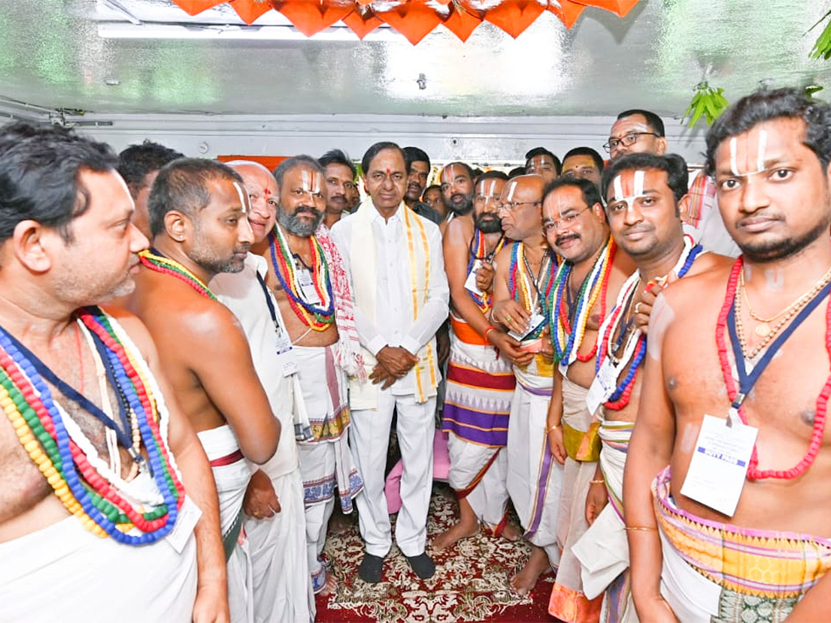 KCR Visits Kondagattu Anjaneyaswamy Temple Photos - Sakshi9