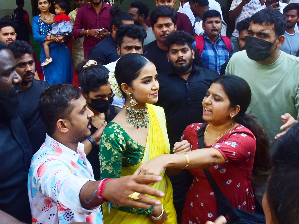 Minister Roja And Anupama Parameswaran Opening A BNR Gold & Diamonds Showroom At Vijayawada Photos - Sakshi19