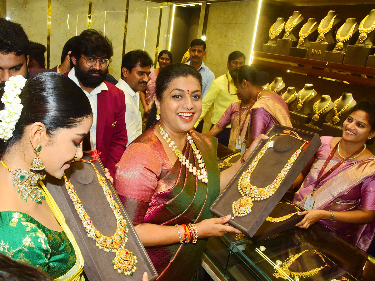 Minister Roja And Anupama Parameswaran Opening A BNR Gold & Diamonds Showroom At Vijayawada Photos - Sakshi16