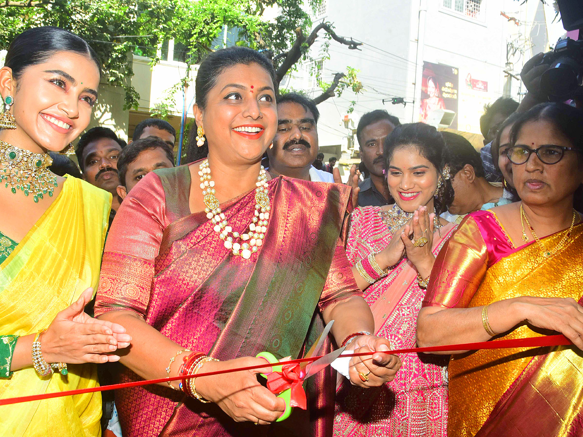 Minister Roja And Anupama Parameswaran Opening A BNR Gold & Diamonds Showroom At Vijayawada Photos - Sakshi5