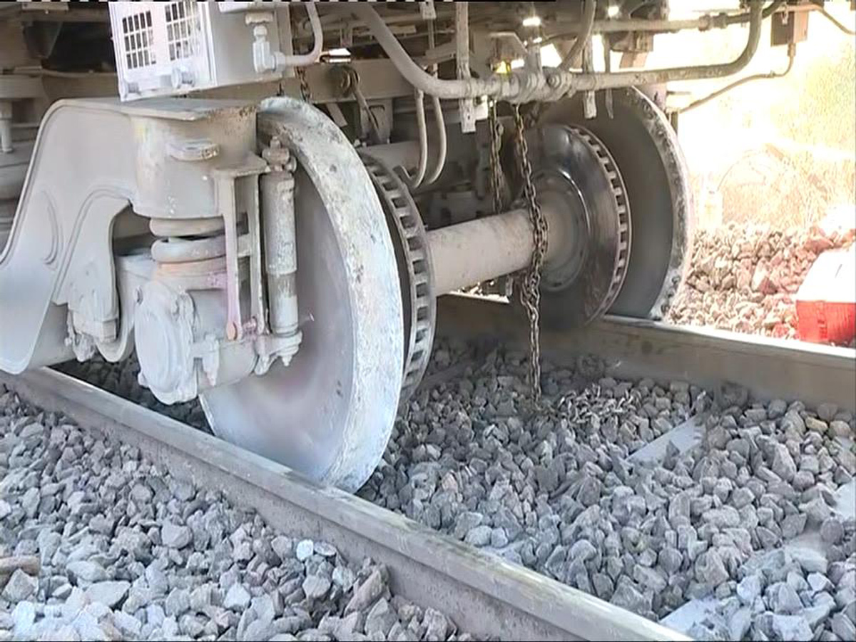 Godavari Express derails at Bibinagar  - Sakshi16