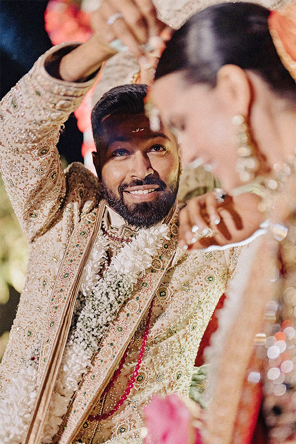 Hardik Pandya Shares New Images After Renewing Wedding Pics - Sakshi5