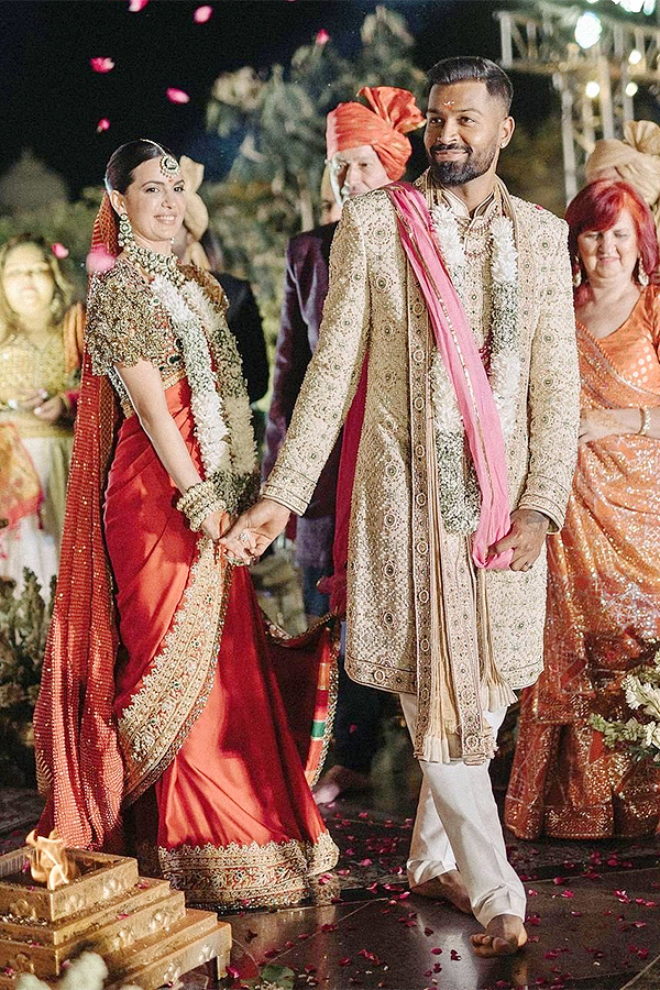 Hardik Pandya Shares New Images After Renewing Wedding Pics - Sakshi7