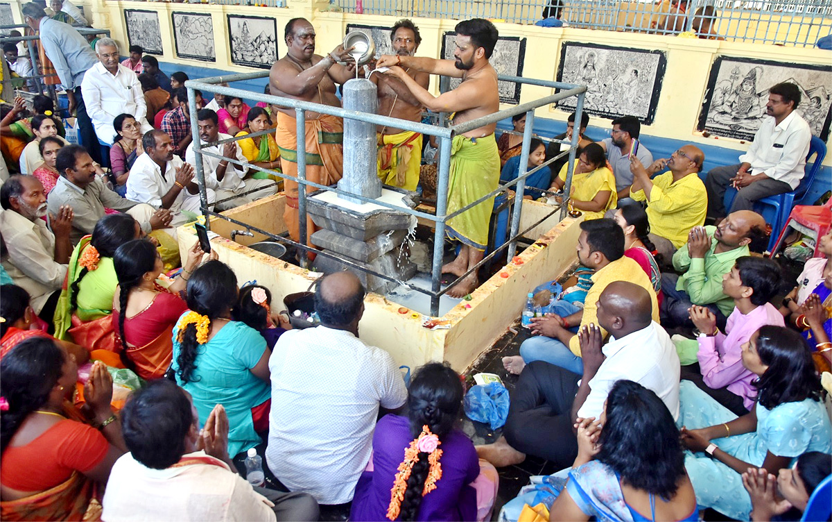 Huge Crowd of Devotees During Maha Shivratri At Guntur - Sakshi18