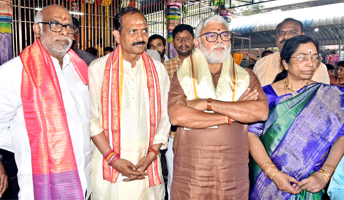 Huge Crowd of Devotees During Maha Shivratri At Guntur - Sakshi19