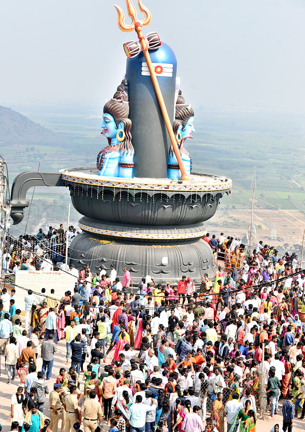 Huge Crowd of Devotees During Maha Shivratri At Guntur - Sakshi15