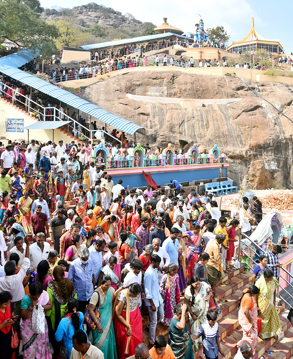 Huge Crowd of Devotees During Maha Shivratri At Guntur - Sakshi16