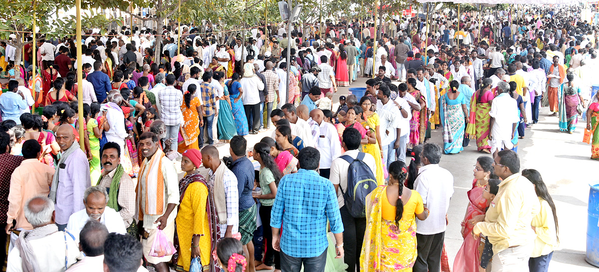 Huge Crowd of Devotees During Maha Shivratri At Guntur - Sakshi6