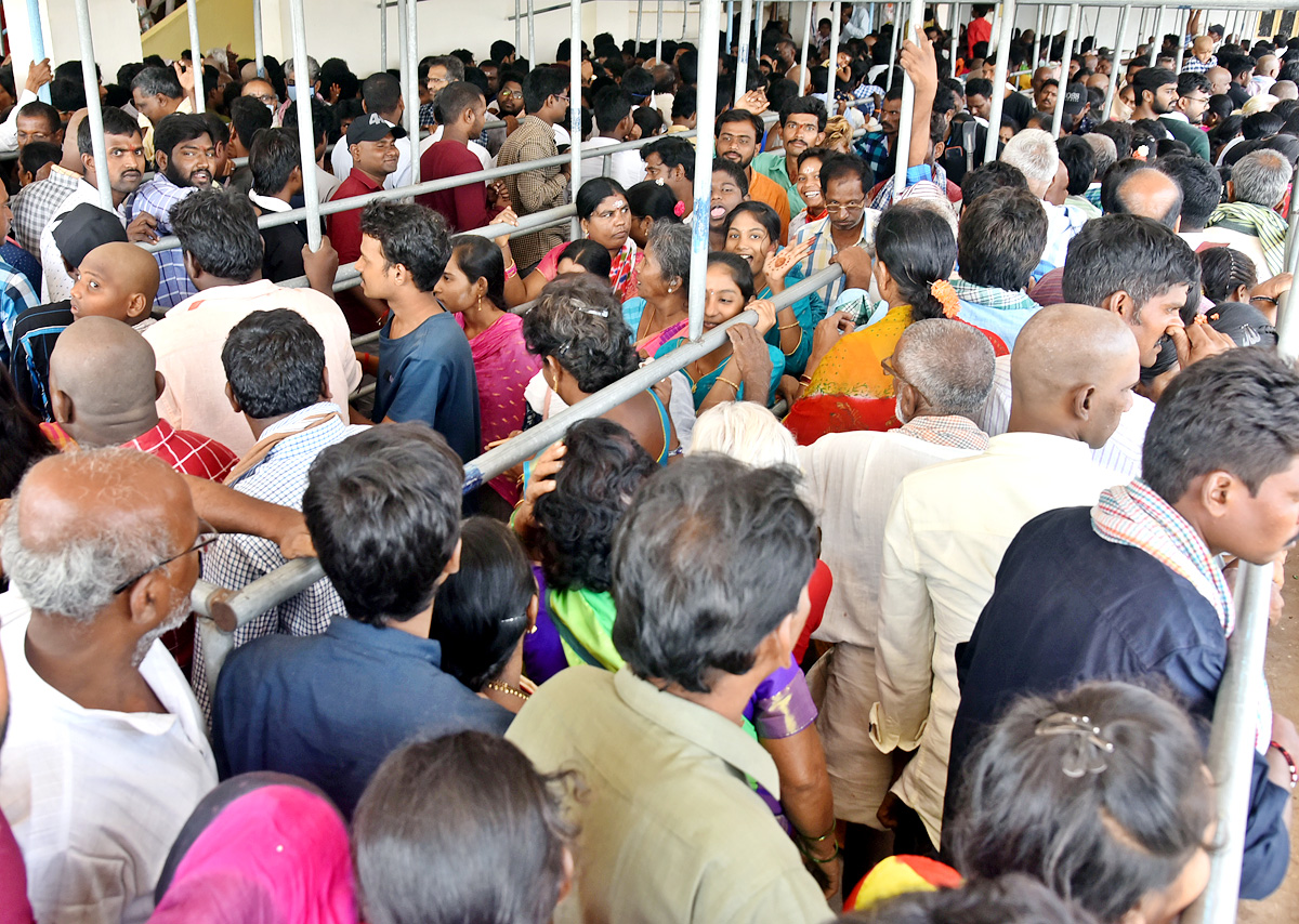 Huge Crowd of Devotees During Maha Shivratri At Guntur - Sakshi2