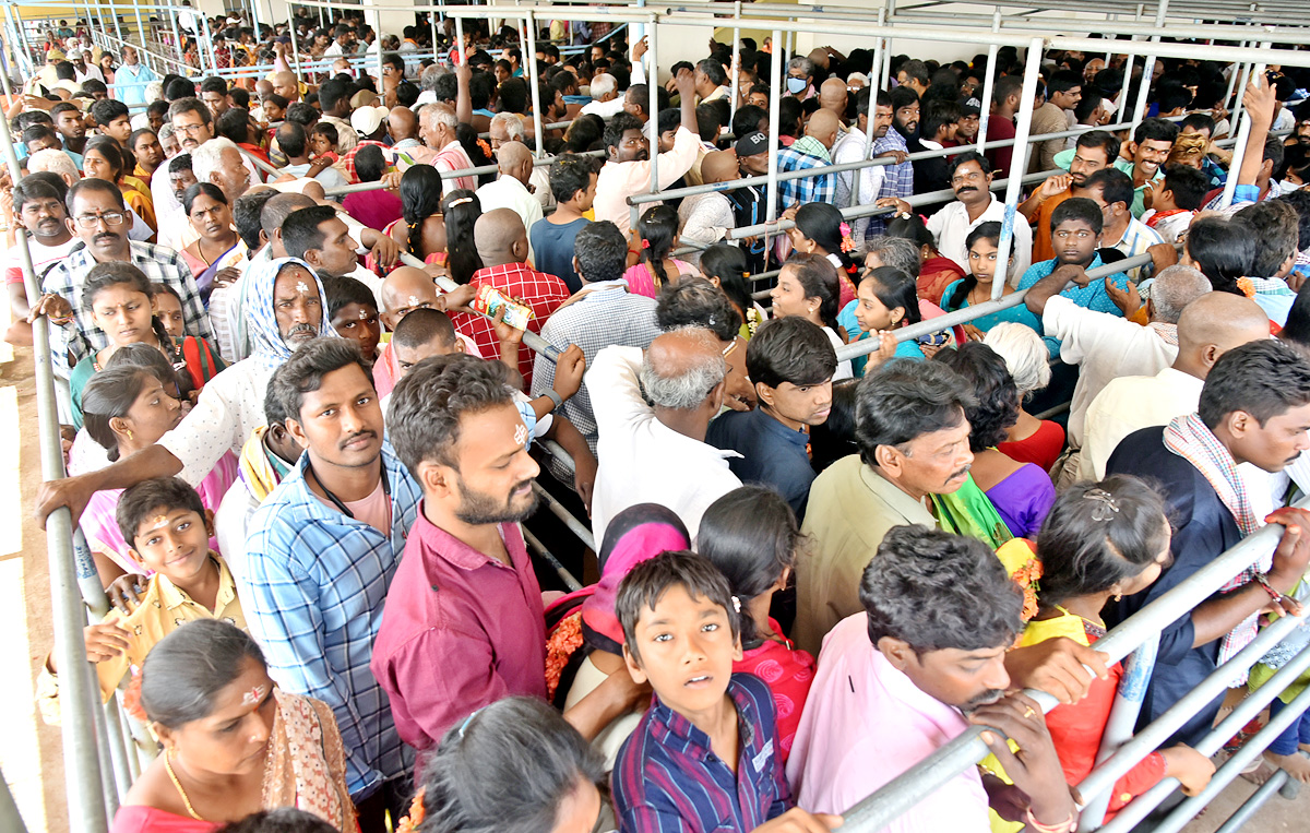 Huge Crowd of Devotees During Maha Shivratri At Guntur - Sakshi3