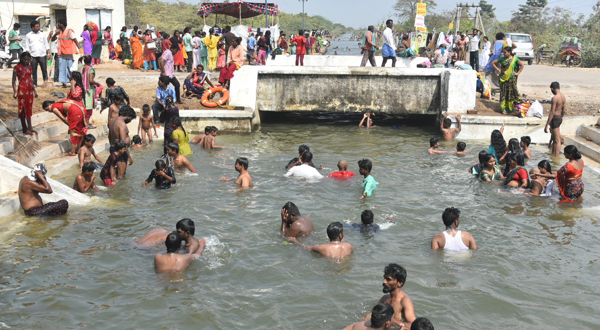 Huge Crowd of Devotees During Maha Shivratri At Guntur - Sakshi4