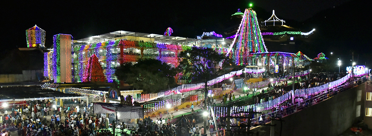 Huge Crowd of Devotees During Maha Shivratri At Guntur - Sakshi5